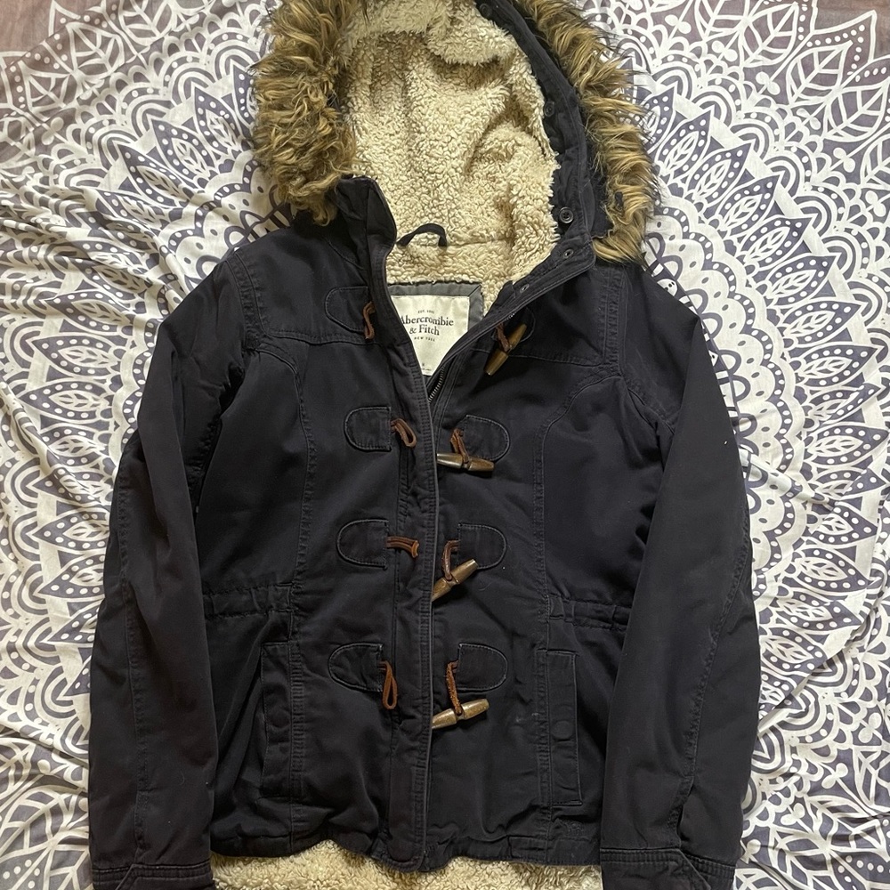 This is a vintage sheep/ fur cold weather coat. In great condition.💙